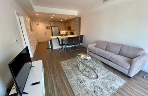 Chinatown Apartamento | Spacious Suite in DTLA with 1BR, Pool & Gym!!!