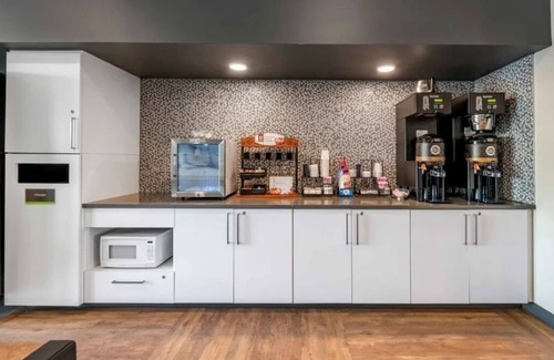 Biggar Hotel | Spacious Suite Perfect for Families Visiting Fort Myers Attractions