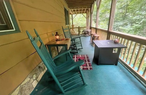 Blowing Rock Cabina | Spacious suite surrounded by nature with living room, fireplace, porch, fire pit