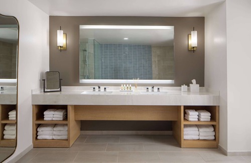 Nawiliwili Hotel | Spacious Suite w/ Private Lanai | Beachfront Retreat w/ Airport Shuttle