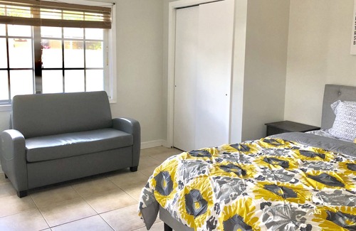 Pembroke Pines Apartamento | Suite espaciosa con entrada privada y vista a la piscina