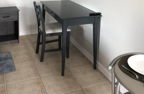 Pembroke Pines Apartamento | Suite espaciosa con entrada privada y vista a la piscina