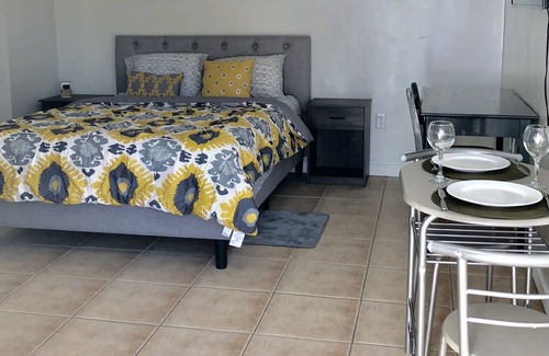 Pembroke Pines Apartamento | Suite espaciosa con entrada privada y vista a la piscina