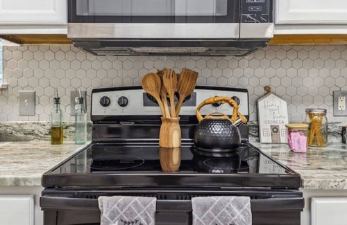 Pittsburgh Casa | Spacious, Sun-Filled Home with King Master Suite