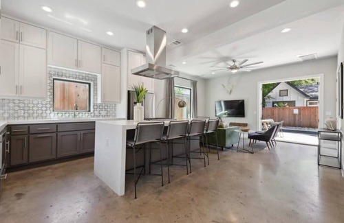 Govalle Casa | Spacious Sunlit Home | Heated Pool