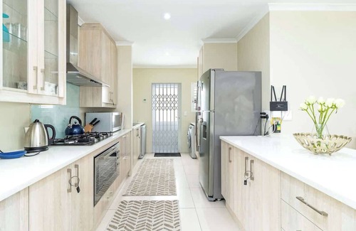 Bloubergstrand Casa | Spacious Sunningdale Retreat with Poolside Charm