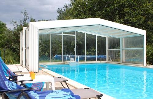 Chiche Apartamento | Espaciosa casa rural de tres dormitorios con piscina cubierta climatizada y río.