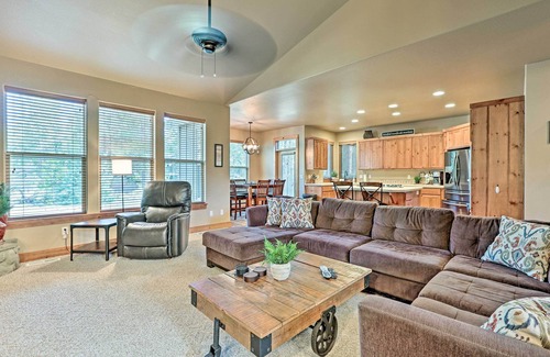 Deer Park Casa | Spacious Sunriver Home w/ Hot Tub & Gas Grill