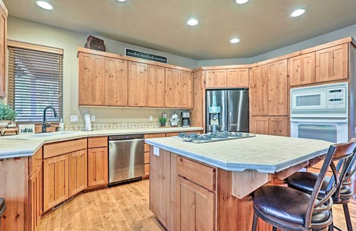Deer Park Casa | Spacious Sunriver Home w/ Hot Tub & Gas Grill
