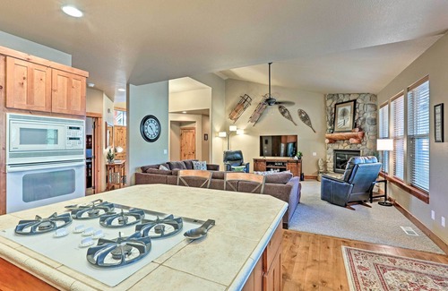 Deer Park Casa | Spacious Sunriver Home w/ Hot Tub & Gas Grill