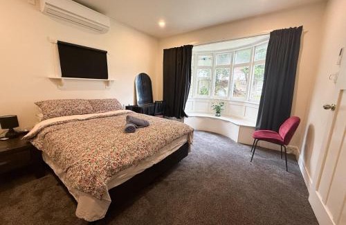 Lyall Bay Casa | Spacious Surf-side 4 bedroom Retreat