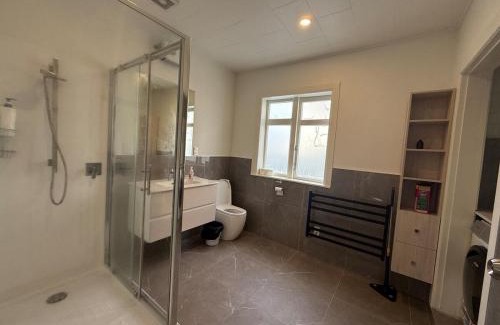 Lyall Bay Casa | Spacious Surf-side 4 bedroom Retreat