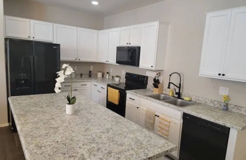 Surprise Casa | Spacious Surprise Home with office and gym. 30 mins from Lake Pleasant!