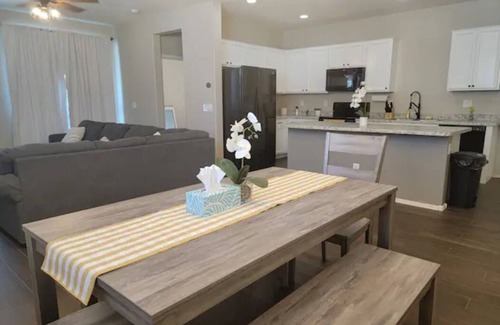 Surprise Casa | Spacious Surprise Home with office and gym. 30 mins from Lake Pleasant!