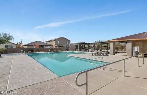 Surprise Casa | Spacious Surprise Home with office and gym. 30 mins from Lake Pleasant!
