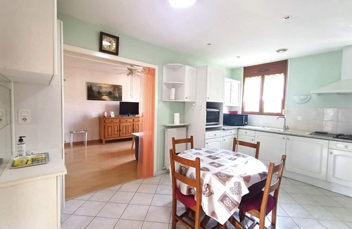 Aix-les-Bains Apartamento | ¡Amplio T3 entre Ciudad y Lago con Balcón y Wifi en Aix-les-Bains!