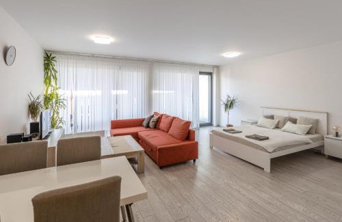 Karlin Apartamento | Spacious Terrace Apartment with free private parking