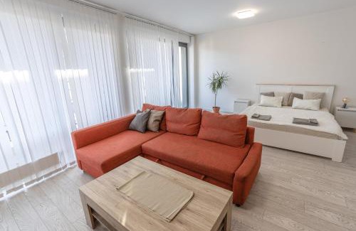 Karlin Apartamento | Spacious Terrace Apartment with free private parking