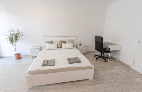 Karlin Apartamento | Spacious Terrace Apartment with free private parking