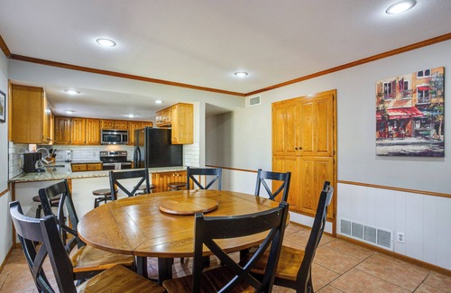 Pottsboro Cabaña | Spacious Texas Getaway 1/2 Mi to Lake Texoma!