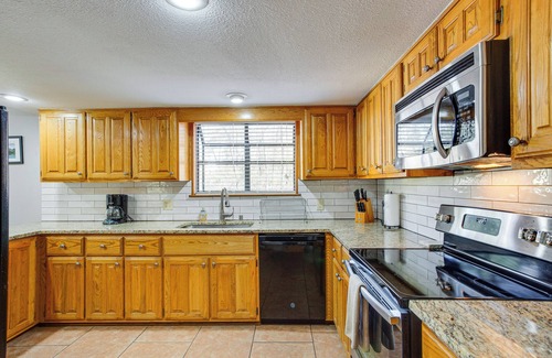 Pottsboro Cabaña | Spacious Texas Getaway 1/2 Mi to Lake Texoma!