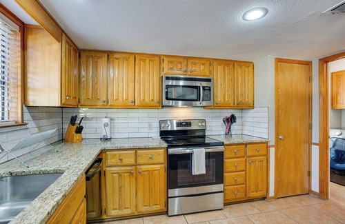 Pottsboro Cabaña | Spacious Texas Getaway 1/2 Mi to Lake Texoma!
