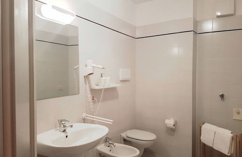 Torbole sul Garda Apartamento | Spacious Three-room Apartment few Steps Away From Lake Garda