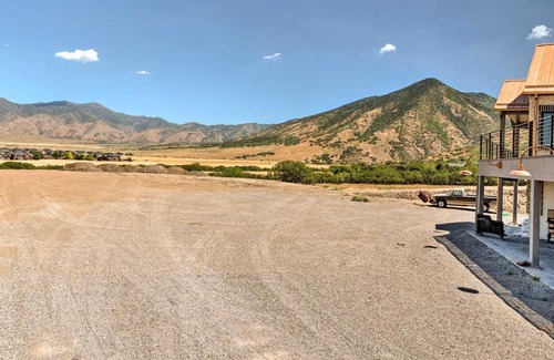 Tooele Casa | Spacious Tooele Unit with Sprawling Mtn Views!