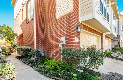 Shady Acres Casa | Spacious townhome in gated community with central AC & full kitchen