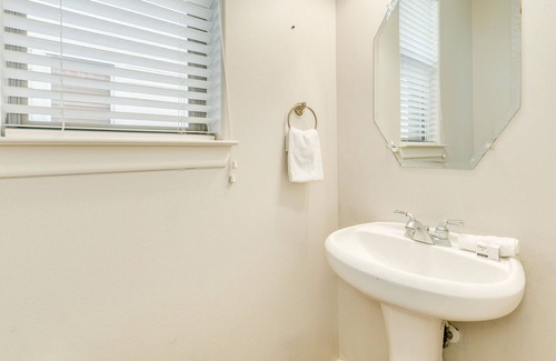 Shady Acres Casa | Spacious townhome in gated community with central AC & full kitchen