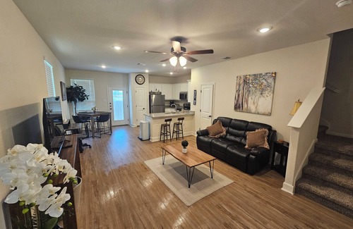 San Antonio Casa | Spacious townhome just minutes away from Sea World and Fiesta Texas!