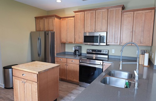 Bayside Village Casa | Spacious townhouse 4 miles from the beach