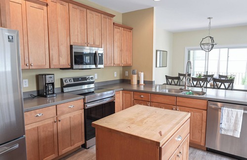 Bayside Village Casa | Spacious townhouse 4 miles from the beach