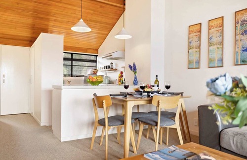 Fernhill Casa | SPACIOUS TOWNHOUSE INCREDIBLE ALPINE LAKE VIEWS