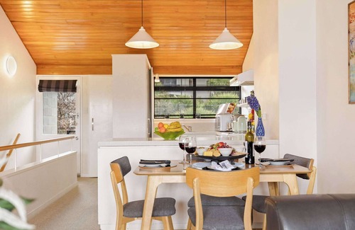 Fernhill Casa | SPACIOUS TOWNHOUSE INCREDIBLE ALPINE LAKE VIEWS
