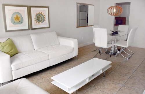 Key Biscayne Apartamento | Amplios minutos de dos dormitorios a la playa -
