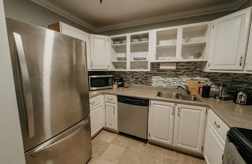 Dartmouth Condominio | Spacious two-bedroom condo twenty minutes from beaches, ten from downtown.