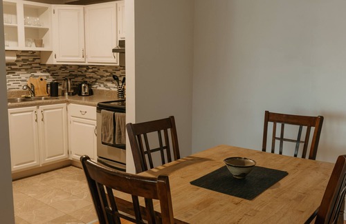 Dartmouth Condominio | Spacious two-bedroom condo twenty minutes from beaches, ten from downtown.