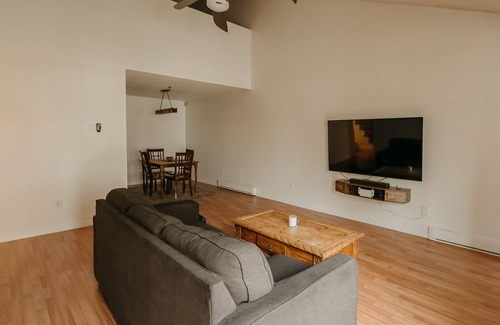 Dartmouth Condominio | Spacious two-bedroom condo twenty minutes from beaches, ten from downtown.