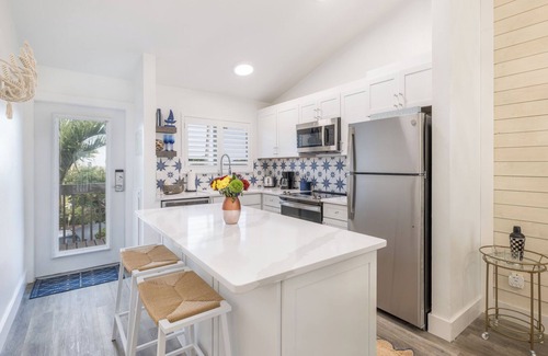 Captiva Apartamento | Spacious Two Bedroom Marina Villa w/Stunning Harbor Views & Private Balcony