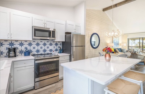 Captiva Apartamento | Spacious Two Bedroom Marina Villa w/Stunning Harbor Views & Private Balcony