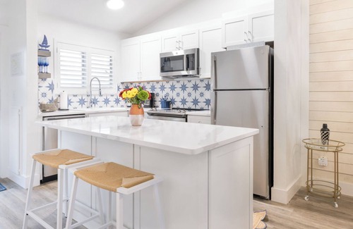 Captiva Apartamento | Spacious Two Bedroom Marina Villa w/Stunning Harbor Views & Private Balcony