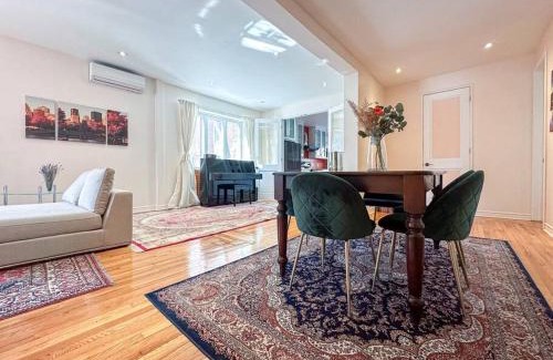 Montreal Apartamento | Spacious two-storey townhouse w private parking 15 mins from Downtown