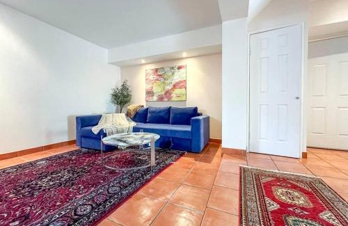 Montreal Apartamento | Spacious two-storey townhouse w private parking 15 mins from Downtown