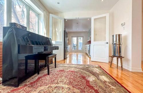 Montreal Apartamento | Spacious two-storey townhouse w private parking 15 mins from Downtown