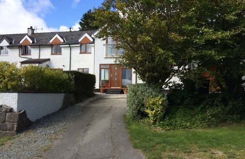 Llanddona Casa | Spacious Ty Adeiladwr Cwch, with stunning mountain views near Red Wharf Bay
