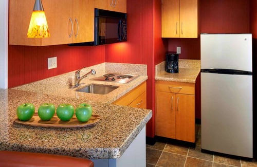 Warren Hotel | Spacious Unit Near Detroit Attractions, Full Kitchen w/ Free Breakfast!