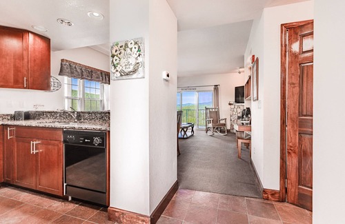 Pigeon Forge Condominio | Spacious Unit w/Beautiful Sunset Mountain Views Wraparound Balcony 4005