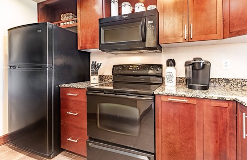 Pigeon Forge Condominio | Spacious Unit w/Beautiful Sunset Mountain Views Wraparound Balcony 4005