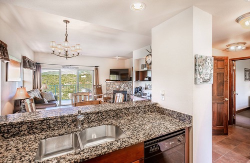 Pigeon Forge Condominio | Spacious Unit w/Beautiful Sunset Mountain Views Wraparound Balcony 4005